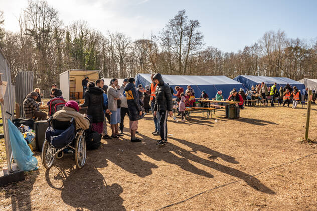 Erstanlaufstelle für Asylsuchende - Ankunftszentrum oranienburger Straße in Berlin Reinickendorf Geflüchtete Menschen aus der Ukraine und anderen Ländern warten im Ankunftszentrum in Berlin Reinickendorf. Ende 2020 wurde das neue Ankunftszentrum in Reinickendorf eröffnet. Im Zentrum stehen nicht nur die Registrierung, soziale Betreuung und Beratung der Geflüchteten, sondern auch die medizinische Versorgung und bei Bedarf auch die psychosoziale Erstberatung, etwa bei akuten Traumatisierungen Berlin Berlin Deutschland
