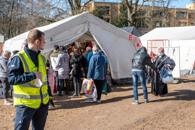 Erstanlaufstelle für Asylsuchende - Ankunftszentrum oranienburger Straße in Berlin Reinickendorf Geflüchtete Menschen aus der Ukraine und anderen Ländern warten im Ankunftszentrum in Berlin Reinickendorf. Ende 2020 wurde das neue Ankunftszentrum in Reinickendorf eröffnet. Im Zentrum stehen nicht nur die Registrierung, soziale Betreuung und Beratung der Geflüchteten, sondern auch die medizinische Versorgung und bei Bedarf auch die psychosoziale Erstberatung, etwa bei akuten Traumatisierungen Berlin Berlin Deutschland