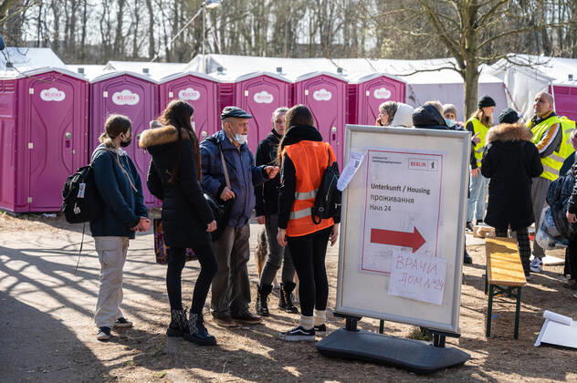 Erstanlaufstelle für Asylsuchende - Ankunftszentrum oranienburger Straße in Berlin Reinickendorf Geflüchtete Menschen aus der Ukraine und anderen Ländern warten im Ankunftszentrum in Berlin Reinickendorf. Ende 2020 wurde das neue Ankunftszentrum in Reinickendorf eröffnet. Im Zentrum stehen nicht nur die Registrierung, soziale Betreuung und Beratung der Geflüchteten, sondern auch die medizinische Versorgung und bei Bedarf auch die psychosoziale Erstberatung, etwa bei akuten Traumatisierungen Berlin Berlin Deutschland
