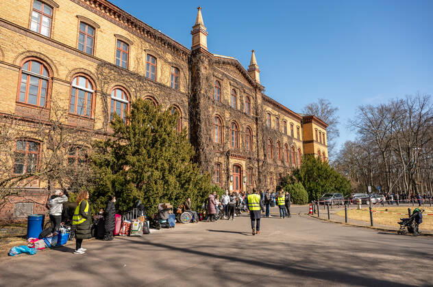 Erstanlaufstelle für Asylsuchende - Ankunftszentrum oranienburger Straße in Berlin Reinickendorf Geflüchtete Menschen aus der Ukraine und anderen Ländern warten im Ankunftszentrum in Berlin Reinickendorf. Ende 2020 wurde das neue Ankunftszentrum in Reinickendorf eröffnet. Im Zentrum stehen nicht nur die Registrierung, soziale Betreuung und Beratung der Geflüchteten, sondern auch die medizinische Versorgung und bei Bedarf auch die psychosoziale Erstberatung, etwa bei akuten Traumatisierungen Berlin Berlin Deutschland