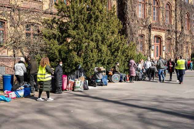 Erstanlaufstelle für Asylsuchende - Ankunftszentrum oranienburger Straße in Berlin Reinickendorf Geflüchtete Menschen aus der Ukraine und anderen Ländern warten im Ankunftszentrum in Berlin Reinickendorf. Ende 2020 wurde das neue Ankunftszentrum in Reinickendorf eröffnet. Im Zentrum stehen nicht nur die Registrierung, soziale Betreuung und Beratung der Geflüchteten, sondern auch die medizinische Versorgung und bei Bedarf auch die psychosoziale Erstberatung, etwa bei akuten Traumatisierungen Berlin Berlin Deutschland