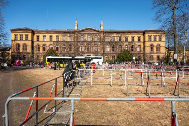 Erstanlaufstelle für Asylsuchende - Ankunftszentrum oranienburger Straße in Berlin Reinickendorf Geflüchtete Menschen aus der Ukraine und anderen Ländern warten im Ankunftszentrum in Berlin Reinickendorf. Ende 2020 wurde das neue Ankunftszentrum in Reinickendorf eröffnet. Im Zentrum stehen nicht nur die Registrierung, soziale Betreuung und Beratung der Geflüchteten, sondern auch die medizinische Versorgung und bei Bedarf auch die psychosoziale Erstberatung, etwa bei akuten Traumatisierungen Berlin Berlin Deutschland