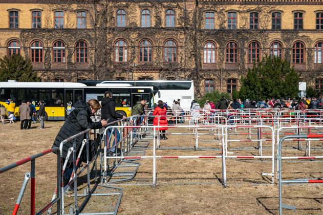 Erstanlaufstelle für Asylsuchende - Ankunftszentrum oranienburger Straße in Berlin Reinickendorf Geflüchtete Menschen aus der Ukraine und anderen Ländern warten im Ankunftszentrum in Berlin Reinickendorf. Ende 2020 wurde das neue Ankunftszentrum in Reinickendorf eröffnet. Im Zentrum stehen nicht nur die Registrierung, soziale Betreuung und Beratung der Geflüchteten, sondern auch die medizinische Versorgung und bei Bedarf auch die psychosoziale Erstberatung, etwa bei akuten Traumatisierungen Berlin Berlin Deutschland