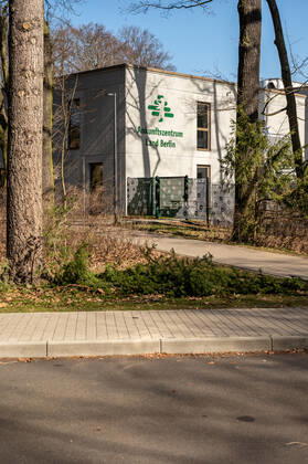 Erstanlaufstelle für Asylsuchende - Ankunftszentrum oranienburger Straße in Berlin Reinickendorf Geflüchtete Menschen aus der Ukraine und anderen Ländern warten im Ankunftszentrum in Berlin Reinickendorf. Ende 2020 wurde das neue Ankunftszentrum in Reinickendorf eröffnet. Im Zentrum stehen nicht nur die Registrierung, soziale Betreuung und Beratung der Geflüchteten, sondern auch die medizinische Versorgung und bei Bedarf auch die psychosoziale Erstberatung, etwa bei akuten Traumatisierungen Berlin Berlin Deutschland