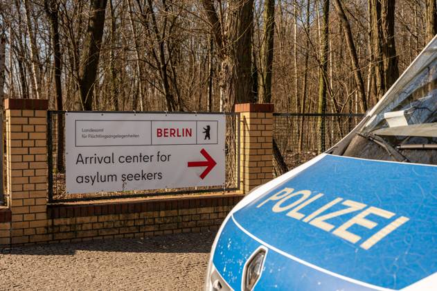 Erstanlaufstelle für Asylsuchende - Ankunftszentrum oranienburger Straße in Berlin Reinickendorf Geflüchtete Menschen aus der Ukraine und anderen Ländern warten im Ankunftszentrum in Berlin Reinickendorf. Ende 2020 wurde das neue Ankunftszentrum in Reinickendorf eröffnet. Im Zentrum stehen nicht nur die Registrierung, soziale Betreuung und Beratung der Geflüchteten, sondern auch die medizinische Versorgung und bei Bedarf auch die psychosoziale Erstberatung, etwa bei akuten Traumatisierungen Berlin Berlin Deutschland