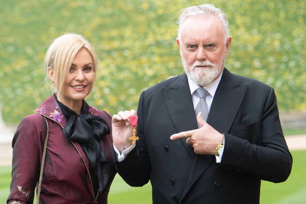 Bilder des Jahres 2022, Entertainment 03 März Entertainment Themen der Woche KW13 . 30 03 2022. Windsor, United Kingdom. Queen Drummer Roger Taylor with wife Sarina, after he received an OBE at an Investiture at Windsor Castle.  xPoolx xi-Imagesx IIM-23264-0004