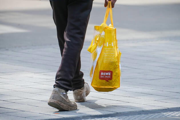 Düsseldorf 30.03.2022 Rewe Lebensmittel Discounter Supermarkt Einkaufstasche Plastiktasche Düsseldorf Nordrhein-Westfalen Deutschland