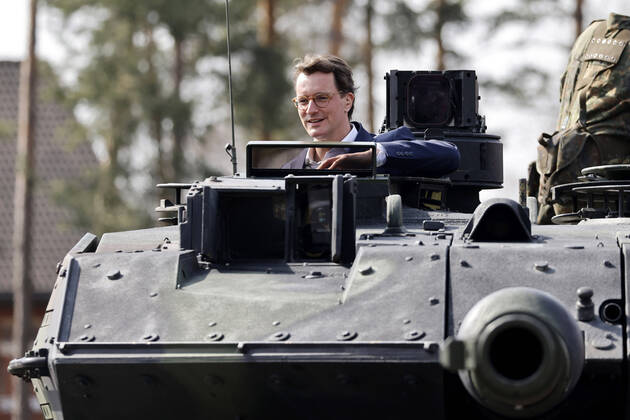 Bilder des Jahres 2022, News 03 März News Themen der Woche KW13 News Bilder des Tages Ministerpräsident Hendrik Wüst in einem Leopard 2A6 beim Besuch der Panzerbrigade 21 Lipperland in der Generalfeldmarschall-Rommel-Kaserne im Kreis Lippe. Dieser Truppenteil der Bundeswehr stellt regelmäßig Kräfte zur Erfüllung der internationalen Verpflichtungen der Bundesrepublik Deutschland zur Verfügung wie etwa im Rahmen der geplanten NATO-Präsenzerhöhung in Litauen 2022. Augustdorf, 30.03.2022 Deutschland Copyright: xChristophxHardtx