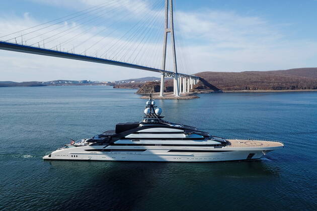 Bilder des Jahres 2022, News 03 MÃ¤rz News Themen der Woche KW13 Russland, Yacht Nord von Alexei Mordaschow erreicht den Hafen von Wladiwostok VLADIVOSTOK, RUSSIA - MARCH 31, 2022: Russian businessman Alexei Mordashov s Nord Yacht is pictured in the Eastern Bosphorus Strait. The vessel left the Port of Victoria in Seychelles on March 12. The 142 meter long yacht, built at the German shipyard Lurssen and launched in 2021, is one of the biggest yachts in the world. Its approximate cost is about $300mln. The Italian authorities have seized a building complex owned by Mordashov on the Island of Sardinia. Mordashov, chairman of the Board of Directors at Severstal, was sanctioned by the European Union. Yuri Smityuk TASS  TS12A527