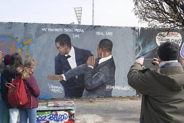 Bilder des Jahres 2022, News 03 März News Themen der Woche KW13 News Bilder des Tages March 31, 2022, Berlin, Berlin, Germany: Berlin, Germany, In Mauerpark Graffiti artist Eme Freethinker depicted the moment that WIll Smith slapped comedian Chris Rock at the 94th Academy Awards in 2022 after Rock made a joke about Smiths wife before presenting an award for best documentary film. The work was created on a remaining part of the former Berlin Wall that formed part of the death strip outside of former East Germany. Berlin Germany - ZUMAh16_ 20220331_zaf_h16_001 Copyright: xDanxHerrickx