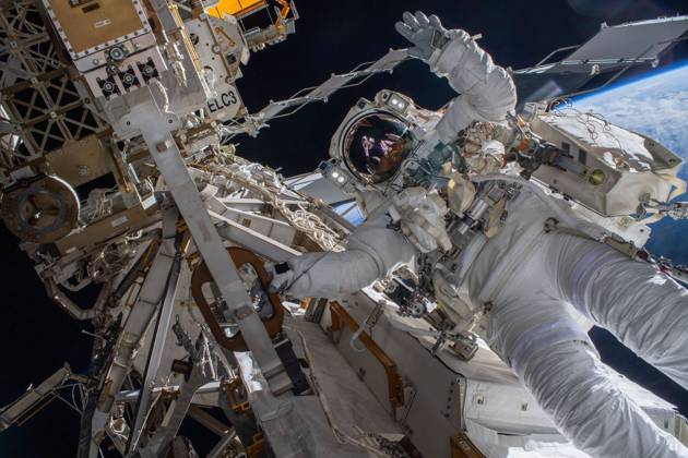 ISS, Astronaut Matthias Maurer bei seinem Außeneinsatz an der Raumstation March 23, 2022, Earth Atmosphere: Astronaut Matthias Maurer of ESA (European Space Agency) is pictured on the International Space Station s truss structure during a spacewalk to install thermal gear and electronics components on the orbiting lab. Earth Atmosphere - ZUMAz03_ 20220323_ssw_z03_105 Copyright: xNASAx