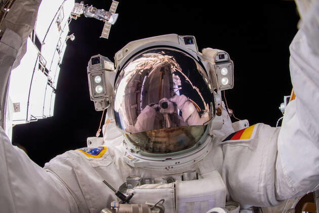ISS, Astronaut Matthias Maurer bei seinem Außeneinsatz an der Raumstation March 23, 2022, Earth Atmosphere: ESA (European Space Agency) astronaut and Expedition 66 Flight Engineer MATTHIAS MAURER points the camera toward himself and takes a space-selfie during a six-hour and 54-minute spacewalk to install thermal gear and electronic components on the International Space Station. Earth Atmosphere - ZUMAz03_ 20220323_ssw_z03_103 Copyright: xNASAx