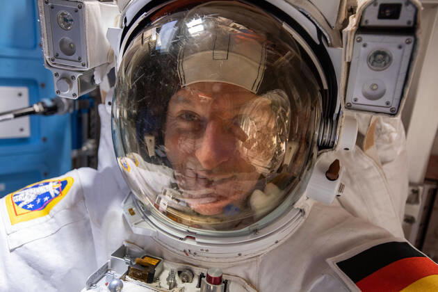 ISS, Astronaut Matthias Maurer bei seinem Außeneinsatz an der Raumstation March 23, 2022, Earth Atmosphere: ESA (European Space Agency) astronaut and Expediution 66 Flight Engineer Matthias Maurer spacesuit is pictured in his U.S. spacesuit prior to beginning a spacewalk to install thermal gear and electronics components on the International Space Station. Earth Atmosphere - ZUMAz03_ 20220323_ssw_z03_099 Copyright: xNASAx