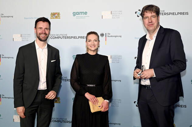 Felix Falk, Judith Gerlach und Michael Kellner bei der Verleihung des Deutschen Computerspielpreises 2022 in der TonHalle. München, 31.03.2022