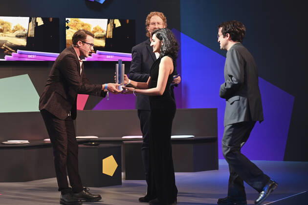 Brix Schaumburg, Uke Bosse, Apoorva Gandhi und Hans van Brakel bei der Verleihung des Deutschen Computerspielpreises 2022 in der TonHalle. München, 31.03.2022