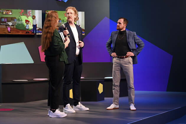 Emily Ems, Uke Bosse und Max Neu bei der Verleihung des Deutschen Computerspielpreises 2022 in der TonHalle. München, 31.03.2022