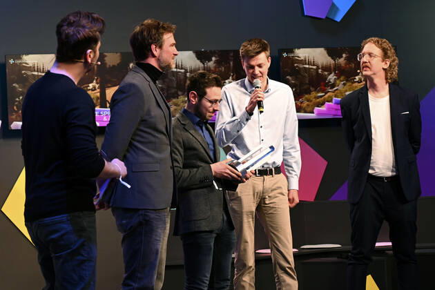 Uke Bosse mit Simon Krätschmer und seinem Team von A Jugglers Tale bei der Verleihung des Deutschen Computerspielpreises 2022 in der TonHalle. München, 31.03.2022