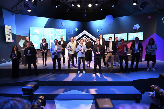 Die Preisträger und Laudatoren bei der Verleihung des Deutschen Computerspielpreises 2022 in der TonHalle. München, 31.03.2022
