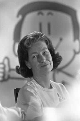 Katharina FOCKE, SPD, Bundesfamilienministerin, Bundesministerin fuer Familie, Jugend und Gesundheit, im Hintergrund das Maskottchen TRIMMY, anlaesslich der Eroeffnung des Trim Club in Bad Godesberg Bonn am 16.04.1975, black and white, Schwarz - weiss, schwarzweiss, monochrom, SW Monochrome, Schwarzweissfoto,