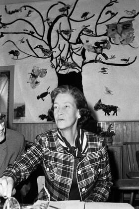 Katharina FOCKE, SPD, Bundesfamilienministerin, Bundesministerin fuer Familie, Jugend und Gesundheit, besucht einen Kindergarten in Koeln, black and white, Schwarz - weiss, schwarzweiss, monochrom, SW Monochrome, Schwarzweissfoto, 29.09.1975.