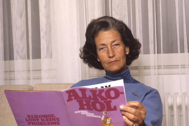 Katharina FOCKE, SPD, Bundesfamilienministerin, Bundesministerin fuer Familie, Jugend und Gesundheit, liest in einem Buch mit dem Titel ãAlkohol - einmal anders gesehenÒ