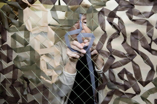 Bilder des Jahres 2022, News 04 April News Themen der Woche KW13 News Bilder des Tages Ukraine-Konflikt, Zivilisten in Kiew fertigen Tarnnetze April 1, 2022, Kyiv, Ukraine: Ukrainian volunteer weaving camouflage nets for the Ukrainian army in the shelter of the public library, amid the Russian invasion into Ukraine. Russia invaded Ukraine on 24 February 2022, triggering the largest military attack in Europe since World War II. Kyiv Ukraine - ZUMAs197 20220401_zab_s197_059 Copyright: xMykhayloxPalinchakx