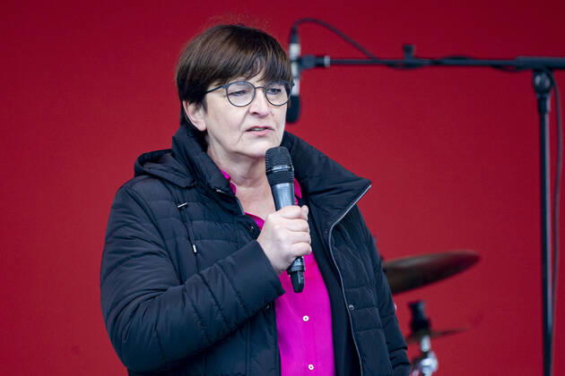 02.04.2022 , Essen , Die SPD in Nordrhein-Westfalen eröffnet ihren Wahlkampf zur Landtagswahl in NRW mit einer Veranstaltung am Burgplatz in Essen , der Heimatstadt von Spitzenkandidat Thomas Kutschaty. Bundesweite SPD-Politprominenz anwesend. Bundesvorsitzende Saskia Esken