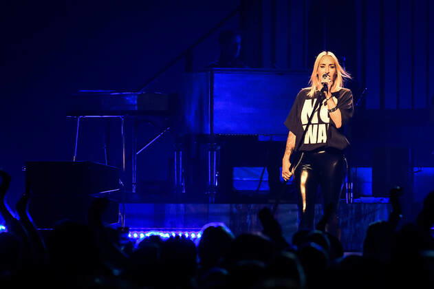 Bilder des Jahres 2022, Entertainment 04 April Entertainment Themen der Woche KW13 Entertainment Bilder des Tages 02.04.2022, xlakx, Entertaiment Musik Pop, Sarah Connor emspor, v.l.Saengerin Sarah Connor sing bei ihrem Konzert Herz Kraft Werke in der Mercedes Benz Arena Berlin