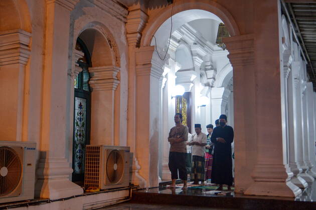 April 2, 2022, Palembang, South Sumatra, Indonesia: Muslims perform the first tarawih prayer at the Sultan Mahmud Badaruddin I Jayo Wikramo Mosque. In the holy month of Ramadan 2022, the public is allowed to perform tarawih prayers in congregation at the mosque after the previous year using the health protocols that were in effect during the spread of the coronavirus outbreak in Indonesia. Palembang Indonesia - ZUMA 20220402_mda_p194_026 Copyright: xSigitxPrasetyax