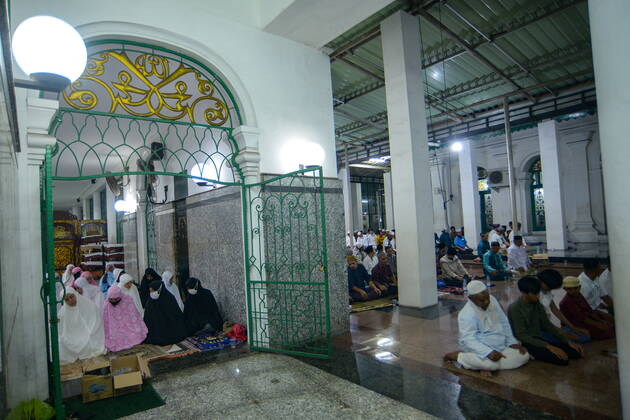 April 2, 2022, Palembang, South Sumatra, Indonesia: Muslims perform the first tarawih prayer at the Sultan Mahmud Badaruddin I Jayo Wikramo Mosque. In the holy month of Ramadan 2022, the public is allowed to perform tarawih prayers in congregation at the mosque after the previous year using the health protocols that were in effect during the spread of the coronavirus outbreak in Indonesia. Palembang Indonesia - ZUMA 20220402_mda_p194_028 Copyright: xSigitxPrasetyax