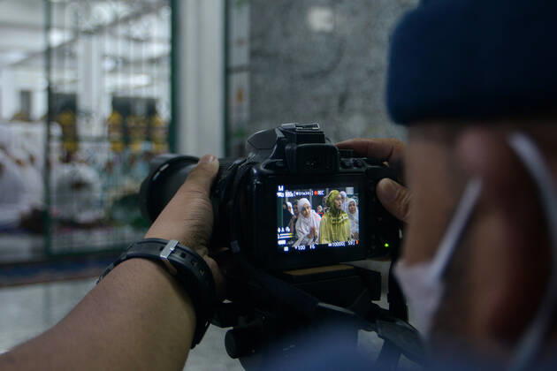 April 2, 2022, Palembang, South Sumatra, Indonesia: Photographer journalists take a video when Muslim residents perform the first terawih prayer at the Sultan Mahmud Badaruddin I Jayo Wikramo Grand Mosque. Palembang Indonesia - ZUMA 20220402_mda_p194_030 Copyright: xSigitxPrasetyax