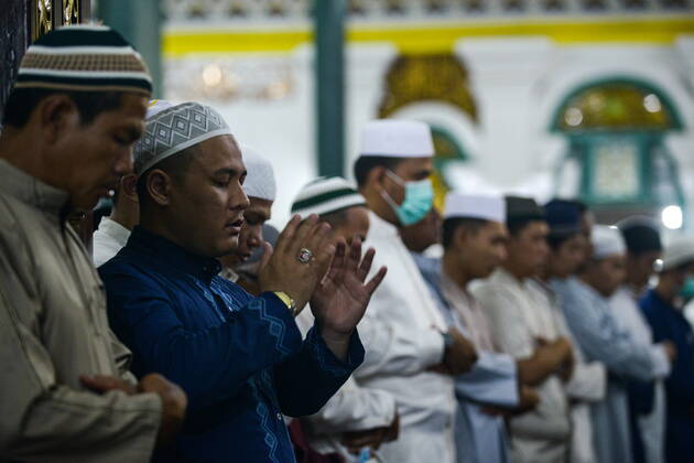 April 2, 2022, Palembang, South Sumatra, Indonesia: Muslims perform the first tarawih prayer at the Sultan Mahmud Badaruddin I Jayo Wikramo Mosque. In the holy month of Ramadan 2022, the public is allowed to perform tarawih prayers in congregation at the mosque after the previous year using the health protocols that were in effect during the spread of the coronavirus outbreak in Indonesia. Palembang Indonesia - ZUMA 20220402_mda_p194_034 Copyright: xSigitxPrasetyax