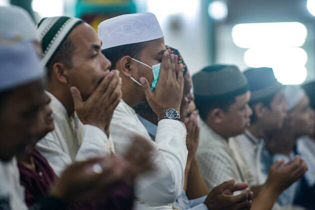 April 2, 2022, Palembang, South Sumatra, Indonesia: Muslims perform the first tarawih prayer at the Sultan Mahmud Badaruddin I Jayo Wikramo Mosque. In the holy month of Ramadan 2022, the public is allowed to perform tarawih prayers in congregation at the mosque after the previous year using the health protocols that were in effect during the spread of the coronavirus outbreak in Indonesia. Palembang Indonesia - ZUMA 20220402_mda_p194_035 Copyright: xSigitxPrasetyax
