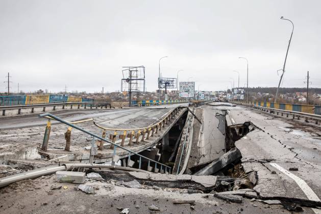 Ukraine-Krieg, Jahrestag der Invasion, Chronologie der Ereignisse, Archivbilder Bilder des Jahres 2022, News 04 April News Themen der Woche KW13 News Bilder des Tages Ukraine-Konflikt, Eindrücke nach Kämpfen in Bucha April 2, 2022, Bucha, Ukraine: The bridge destroyed as a result of the bombing on the highway in Bucha, Kyiv region. Almost 300 civilians have been killed along the road in Bucha, a commuter town outside capital Kyiv as most victims tried to cross the Buchanka river to reach the Ukrainian controlled territory and had been killed. Russia invaded Ukraine on 24 February 2022, triggering the largest military attack in Europe since World War II. Bucha Ukraine - ZUMAs197 20220402_zaa_s197_406 Copyright: xMykhayloxPalinchakx