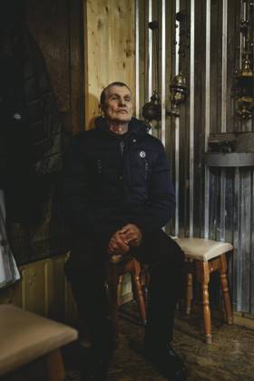 Stefan, 69, Messdiener, hat in der Sowjetunion in der Armee gedient, in der Luftabwehr, er sagt er kennt den Krieg, ist sich aber sicher, daß die Ukraine siegen wird, jung und alt, Frauen und Männer zusammen und mit Gottes Hilfe, Putin ist der Teufel, Kirche in Pavliv, Ukraine, Europa Copyright: imageBROKER FlorianxBachmeier iblfba08195312.jpg
