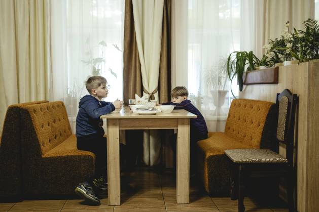 Restaurant im Kulturhaus, die Belegschaft bereitet Essen für Flüchtlingsfamilien, Pavliv, Ukraine, Europa Copyright: imageBROKER FlorianxBachmeier iblfba08195319.jpg