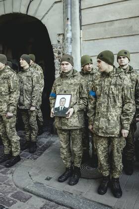Beisetzung von Oleg Jaschtschischin, Kirilo Wischiwanij, Sergej Melnik und Rostislaw Romantschuk in der Jesuitenkirche St. Peter und Paul, die vier Offiziere kamen zwei Tage vorher in einem Militärlager nahe der Grenze zu Polen in Jaworiw bei einem russischen Raketenangriff um, mindestens 35 Menschen starben, Lychatik-Friedhof, Lwiw, Ukraine, Europa Copyright: imageBROKER/FlorianxBachmeier iblfba08195331
