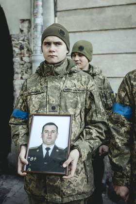 Beisetzung von Oleg Jaschtschischin, Kirilo Wischiwanij, Sergej Melnik und Rostislaw Romantschukauf dem Lychatik-Friedhof, die vier Offiziere kamen zwei Tage vorher in einem Militärlager nahe der Grenze zu Polen in Jaworiw bei einem russischen Raketenangriff um, mindestens 35 Menschen starben, Lwiw, Ukraine, Europa Copyright: imageBROKER FlorianxBachmeier iblfba08195333.jpg
