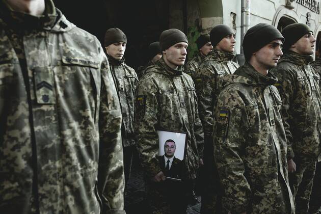 Beisetzung von Oleg Jaschtschischin, Kirilo Wischiwanij, Sergej Melnik und Rostislaw Romantschukauf dem Lychatik-Friedhof, die vier Offiziere kamen zwei Tage vorher in einem Militärlager nahe der Grenze zu Polen in Jaworiw bei einem russischen Raketenangriff um, mindestens 35 Menschen starben, Lwiw, Ukraine, Europa Copyright: imageBROKER/FlorianxBachmeier iblfba08195334