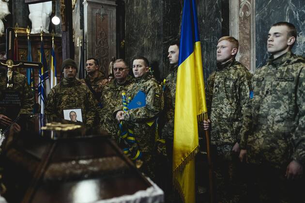 Beerdigung von Oleg Jaschtschischin, Kirilo Wischiwanij, Sergej Melnik und Rostislaw Romantschuk in der Jesuitenkirche St. Peter und Paul, die vier Offiziere kamen zwei Tage vorher in einem Militärlager nahe der Grenze zu Polen in Jaworiw bei einem russischen Raketenangriff um, mindestens 35 Menschen starben, Lwiw, Ukraine, Europa Copyright: imageBROKER/FlorianxBachmeier iblfba08195345