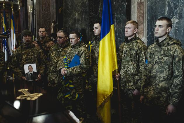 Beerdigung von Oleg Jaschtschischin, Kirilo Wischiwanij, Sergej Melnik und Rostislaw Romantschuk in der Jesuitenkirche St. Peter und Paul, die vier Offiziere kamen zwei Tage vorher in einem Militärlager nahe der Grenze zu Polen in Jaworiw bei einem russischen Raketenangriff um, mindestens 35 Menschen starben, Lwiw, Ukraine, Europa Copyright: imageBROKER/FlorianxBachmeier iblfba08195346