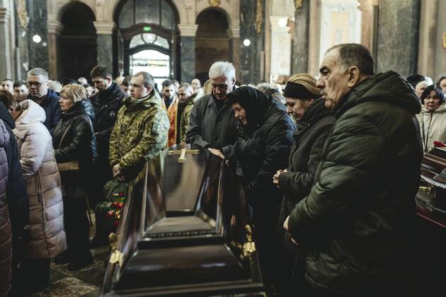 Beerdigung von Oleg Jaschtschischin, Kirilo Wischiwanij, Sergej Melnik und Rostislaw Beerdigung von Oleg Jaschtschischin, Kirilo Wischiwanij, Sergej Melnik und Rostislaw Romantschuk in der Jesuitenkirche St. Peter und Paul, die vier Offiziere kamen zwei Tage vorher in einem Militärlager nahe der Grenze zu Polen in Jaworiw bei einem russischen Raketenangriff um, mindestens 35 Menschen starben, Lwiw, Ukraine, Europa Copyright: imageBROKER/FlorianxBachmeier iblfba08195347