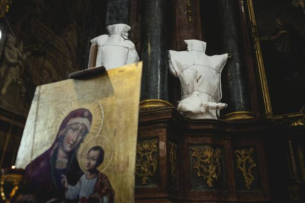 Eingehüllte Statuen bei der Beerdigung von Oleg Jaschtschischin, Kirilo Wischiwanij, Sergej Melnik und Rostislaw Romantschuk in der Jesuitenkirche St. Peter und Paul, die vier Offiziere kamen zwei Tage vorher in einem Militärlager nahe der Grenze zu Polen in Jaworiw bei einem russischen Raketenangriff um, mindestens 35 Menschen starben, Lwiw, Ukraine, Europa Copyright: imageBROKER FlorianxBachmeier iblfba08195349.jpg