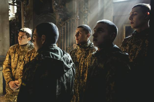 Beerdigung von Oleg Jaschtschischin, Kirilo Wischiwanij, Sergej Melnik und Rostislaw Romantschuk in der Jesuitenkirche St. Peter und Paul, die vier Offiziere kamen zwei Tage vorher in einem Militärlager nahe der Grenze zu Polen in Jaworiw bei einem russischen Raketenangriff um, mindestens 35 Menschen starben, Lwiw, Ukraine, Europa Copyright: imageBROKER FlorianxBachmeier iblfba08195352.jpg