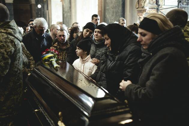 Beerdigung von Oleg Jaschtschischin, Kirilo Wischiwanij, Sergej Melnik und Rostislaw Romantschuk in der Jesuitenkirche St. Peter und Paul, die vier Offiziere kamen zwei Tage vorher in einem Militärlager nahe der Grenze zu Polen in Jaworiw bei einem russischen Raketenangriff um, mindestens 35 Menschen starben, Lwiw, Ukraine, Europa Copyright: imageBROKER/FlorianxBachmeier iblfba08195354