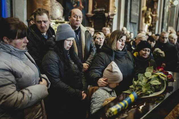 Beerdigung von Oleg Jaschtschischin, Kirilo Wischiwanij, Sergej Melnik und Rostislaw Romantschuk in der Jesuitenkirche St. Peter und Paul, die vier Offiziere kamen zwei Tage vorher in einem Militärlager nahe der Grenze zu Polen in Jaworiw bei einem russischen Raketenangriff um, mindestens 35 Menschen starben, Lwiw, Ukraine, Europa Copyright: imageBROKER/FlorianxBachmeier iblfba08195355