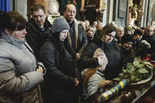Beerdigung von Oleg Jaschtschischin, Kirilo Wischiwanij, Sergej Melnik und Rostislaw Romantschuk in der Jesuitenkirche St. Peter und Paul, die vier Offiziere kamen zwei Tage vorher in einem Militärlager nahe der Grenze zu Polen in Jaworiw bei einem russischen Raketenangriff um, mindestens 35 Menschen starben, Lwiw, Ukraine, Europa Copyright: imageBROKER/FlorianxBachmeier iblfba08195356