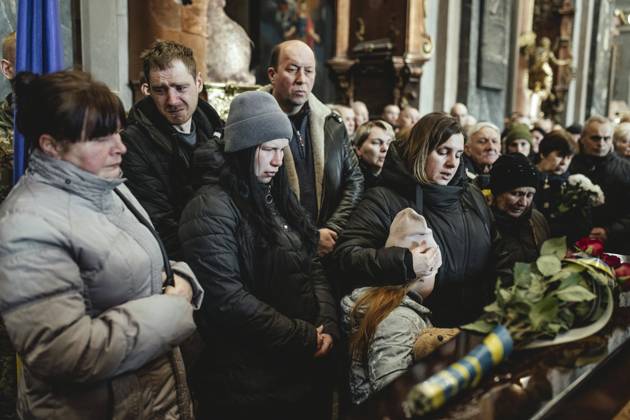 Beerdigung von Oleg Jaschtschischin, Kirilo Wischiwanij, Sergej Melnik und Rostislaw Romantschuk in der Jesuitenkirche St. Peter und Paul, die vier Offiziere kamen zwei Tage vorher in einem Militärlager nahe der Grenze zu Polen in Jaworiw bei einem russischen Raketenangriff um, mindestens 35 Menschen starben, Lwiw, Ukraine, Europa Copyright: imageBROKER FlorianxBachmeier iblfba08195357.jpg