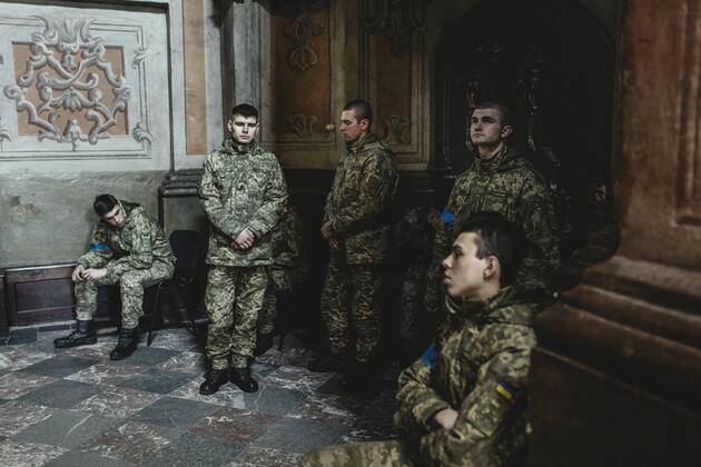 Beerdigung von Oleg Jaschtschischin, Kirilo Wischiwanij, Sergej Melnik und Rostislaw Romantschuk in der Jesuitenkirche St. Peter und Paul, die vier Offiziere kamen zwei Tage vorher in einem Militärlager nahe der Grenze zu Polen in Jaworiw bei einem russischen Raketenangriff um, mindestens 35 Menschen starben, Lwiw, Ukraine, Europa Copyright: imageBROKER/FlorianxBachmeier iblfba08195360