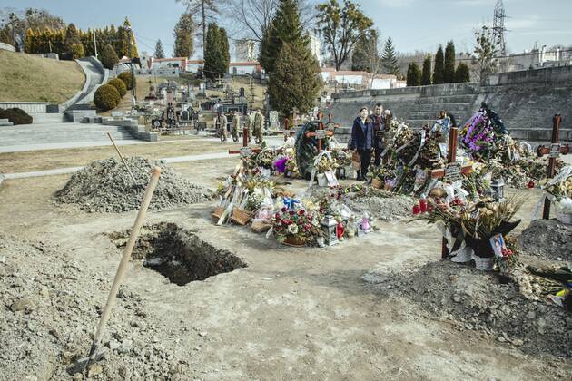 Beisetzung von Oleg Jaschtschischin, Kirilo Wischiwanij, Sergej Melnik und Rostislaw Romantschuk in der Jesuitenkirche St. Peter und Paul, die vier Offiziere kamen zwei Tage vorher in einem Militärlager nahe der Grenze zu Polen in Jaworiw bei einem russischen Raketenangriff um, mindestens 35 Menschen starben, Lychatik-Friedhof, Lwiw, Ukraine, Europa Copyright: imageBROKER/FlorianxBachmeier iblfba08195365